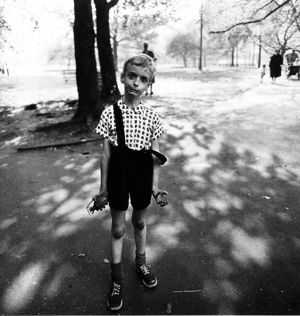 Arbus Diane - Child with Toy Hand Grenade in Central Park, New York City