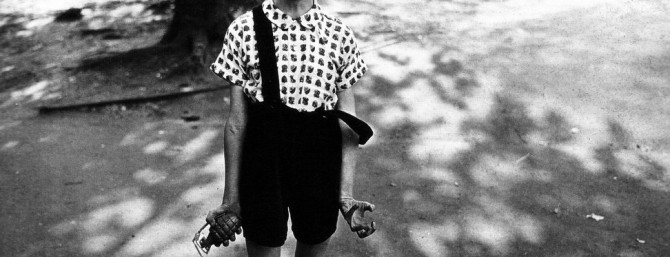 Arbus Diane - Child with Toy Hand Grenade in Central Park, New York City