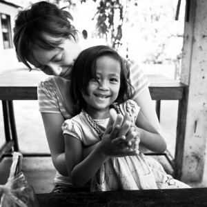 Oslava života namiesto bolesti a smútku Fotografická výstava House of Family Každodenný život kambodžských detí nakazených vírusom HIV, ich radosti, hranie, ale aj trápenie prináša unikátna fotografická výstava obèianského združenia Dvojfarebný svet a slovenských fotoreportérov Márie Candrákovej a Tomáša Halásza. Od 26. októbra do 4. decembra ukáže na 21 autorských fotografiách život HIV pozitívnych detí žijúcich v sirotinci v rámci slovenského projektu House of Family v Kambodži.