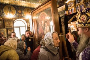 Veriaci sa modlia pri vzácnej ikone Bohorodičky počas liturgie v miestnom pravoslávnom chráme.Energodar, Ukrajina. Apríl 2016Foto: Tomáš Halász/MONO.sk pre Človek v ohrozeníPeople are praying to holy icon during the sunday liturgy in orthodox church.Energodar, Ukraine. April 2016Photo: Tomas Halasz/MONO for CEE Bankwatch