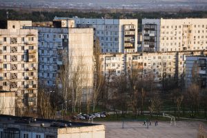 Energodar vyrástol na piesočnatom brehu Dnepra na juhu Ukrajiny. Históriu tu nevidieť, mesto tvorí takmer výhrade socialistická architektúra. Energodar, Ukrajina. Apríl 2016Foto: Tomáš Halász/MONO.sk pre Človek v ohrozeníEnergodar grew on the sandy bank of the Dnieper river in the southeast Ukraine. Historical building can’t be seen here, the town consists almost entirely of socialist architecture.Energodar, Ukraine. April 2016Photo: Tomas Halasz/MONO for CEE Bankwatch