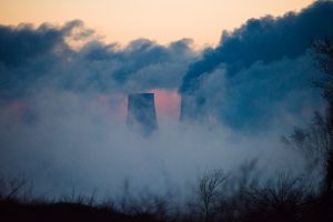 Ranná para stúpajúca zo zohriatej vody vypúšťanej zo Záporožskej atómovej elektrárne zakrýva reaktory.Energodar, Ukrajina. Apríl 2016Foto: Tomáš Halász/MONO.sk pre Človek v ohrozeníThe morning steam rises from the heated water discharged from the Zaporizhzhya nuclear power plant and covers it.Energodar, Ukraine. April 2016Photo: Tomas Halasz/MONO for CEE Bankwatch